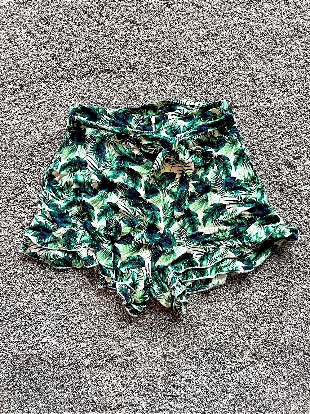 Blue Rain Tropical Leaf Print Shorts in Green & White FRANCESCA’S small